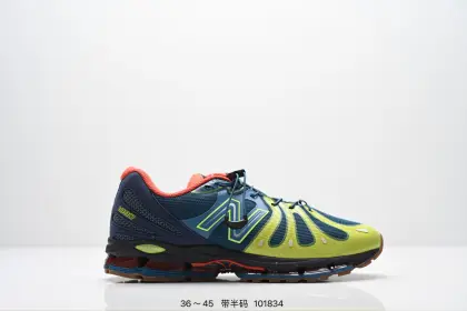 新百伦New Balance最新系列18907运动鞋子,有赛博朋克那味儿了!今年的 New Balance 新鞋型来了!Action Bronson x New Balance 1890 “Cyborg Tears”,由品牌携手高人气多栖艺术家 Action Bronson 带来联名呈现.以「赛博格之泪」为主题,整体气质明显更偏未来科幻路线,既有浓郁的概念表达,同时也保留了 New Balance 一贯擅长的复古运动底色,属于那种一眼就能记住的联名鞋款.鞋型亮点之一,便是分段式中底结构的运用,层次切割清晰,让原本偏复古的跑鞋轮廓多了几分机能与速度感,也进一步强化了 1890 这次想要表达的「复古与未来并存」的设定.细节方面,「Cyborg Tears」在鞋面融入水滴造型的呈现方式,直击主题之余,也让整双鞋的视觉效果更有「赛博朋克」氛围:既怪诞又精致,存在感拉满. 货号:U18904DO 含半码 编号:101834